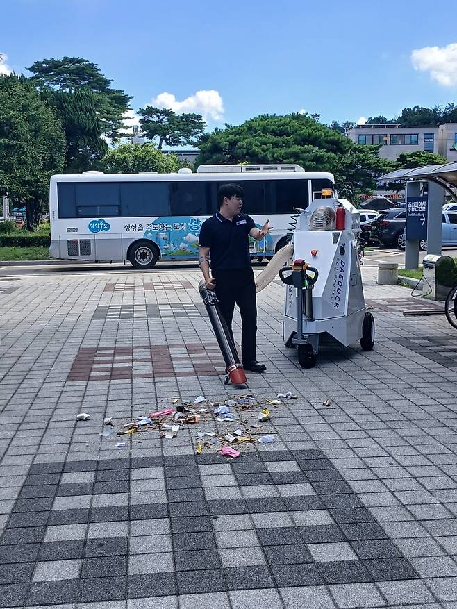 상주시가 전기 노면 청소기 시연회를 개최하고 있다. /상주시 제공