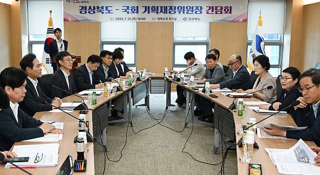경북도는 31일 임이자 국회재정위원장과 도청에서 간담회를 갖고 내년도 지역현안에 대한 국비확보 방안 등을 논의했다.