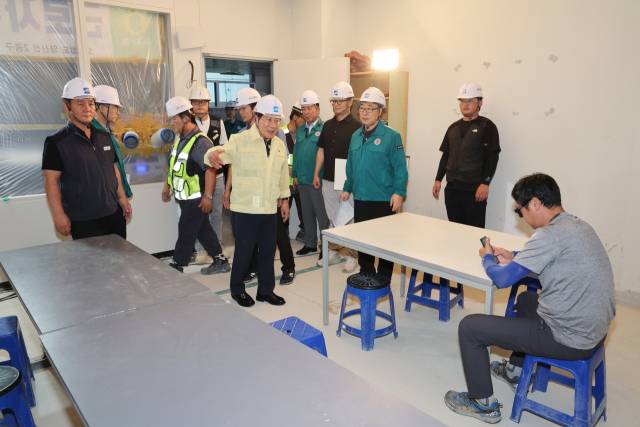 나동연 양산시장이 31일 동면 양산도시철도 차량기지에 설치된 근로자 휴게시설을 점검하고 있다. 양산시 제공