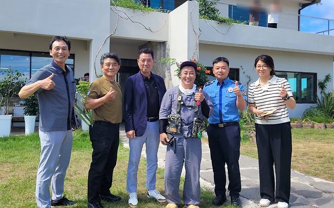 제주해경 관계자들과 개그맨 김병만씨가 기념 사진을 찍고 있다.