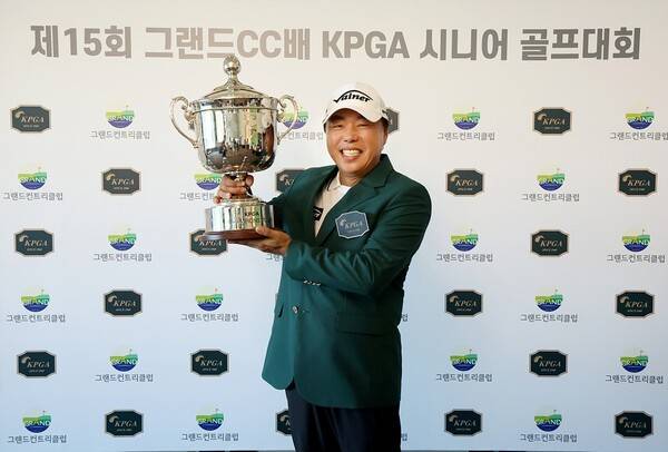 제15회 그랜드CC배 KPGA 시니어 골프대회_ 우승자 임석규. 사진 | KPGA
