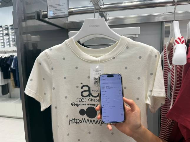 무신사 스토어 강남에서 판매하는 상품에 부착된 큐알코드를 통해 애플리케이션에 접속한 모습./사진=윤서영 기자 sy@
