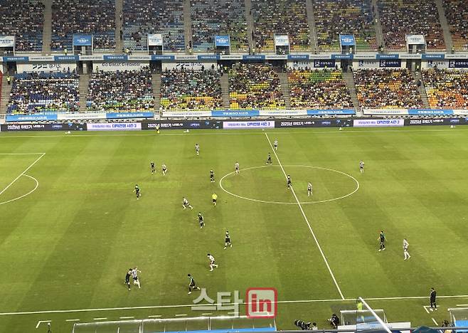 30일 팀 K리그와 뉴캐슬 유나이티드의 쿠팡플레이 시리즈 1경기가 열린 수원월드컵경기장의 잔디 상태