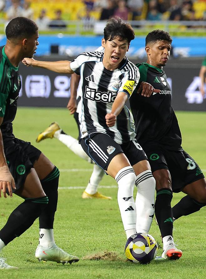 30일 수원월드컵경기장에서 열린 2025 쿠팡플레이 시리즈 팀 K리그와 뉴캐슬 유나이티드의 경기. 교체로 투입된 뉴캐슬 박승수가 슛을 시도하고 있다. 사진=연합뉴스