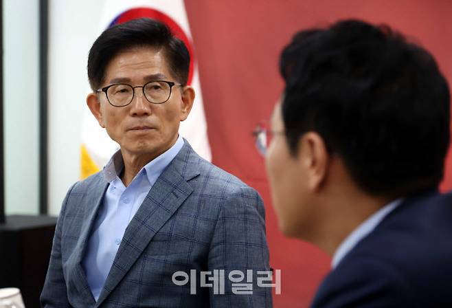 [이데일리 방인권 기자] 김문수 국민의힘 당대표 예비후보가 28일 오후 서울 여의도 국민의힘 서울시당에서 열린 당원간담회에서 참석자들의 발언을 경청하고 있다.
