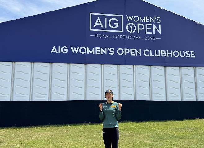 방신실이 31일 영국 웨일스 미드글러모건의 로열 포스콜 골프클럽에서 열린 LPGA 투어 메이저 AIG 여자오픈 연습 라운드에서 파이팅 포즈를 취하고 있다. (사진=세마스포츠마케팅 제공)