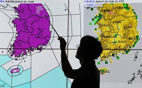 제주도, 강원도 일부 지역과 울릉도·독도 지역을 제외한 전국에 폭염 경보가 내린 30일 서울 동작구 기상청 모니터에 폭염 특보 발효 현황과 기온이 표시되고 있다. 〈사진=연합뉴스〉