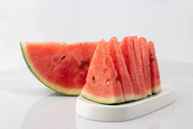 수박만을 먹어 체중 감량을 시도하는 수박 다이어트는 여러 영양소 섭취 부족으로 건강에 역효과를 초래할 수 있다. [사진=클립아트코리아]