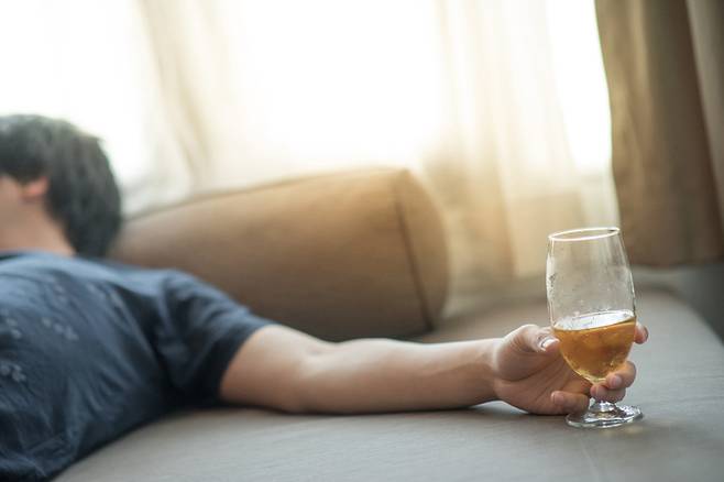 술을 많이 마시면 노화가 가속화될 뿐만 아니라 식도암, 대장암, 유방암 등 암 발병 위험도 증가한다. [사진=게티이미지뱅크]