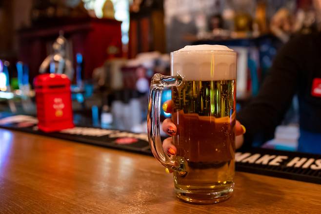 알코올은 체내 수분을 빼앗아 탈수를 유발한다. 피부도 건조하게 만든다. [사진=게티이미지뱅크]