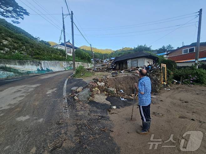 22일 경남 산청군 신등면 율현리 주민이 산사태 당시 산에서 물이  휩쓸려 내려온 상황을 설명하고 있다.  2025.7.22/뉴스1 ⓒ News1 한송학 기자