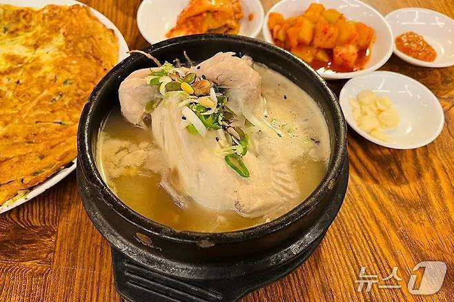 삼계탕 등 전통 음식을 소비하는 외국인 관광객이 늘고 있다.(크리에이트립 제공)