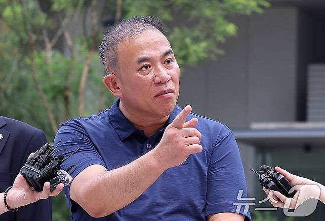 공천개입 의혹을 받는 ‘정치 브로커’ 명태균씨가 31일 오전 서울 종로구에 마련된 김건희 특검팀(특별검사 민중기) 사무실로 조사를 받기 위해 출석하며 취재진 질문에 답하고 있다. 2025.7.31/뉴스1 ⓒ News1 박지혜 기자