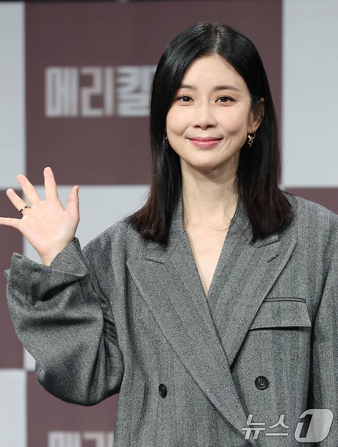 배우 이보영이 31일 오전 서울 마포구 MBC 골든마우스홀에서 열린 MBC 금토드라마 '메리킬즈피플' 제작발표회에 참석해 포즈를 취하고 있다. '메리킬즈피플'은 치료 불가능한 환자들의 조력 사망을 돕는 의사와 이들을 추적하는 형사의 이야기를 다룬 서스펜스 드라마다. 2025.7.31/뉴스1 ⓒ News1 권현진 기자