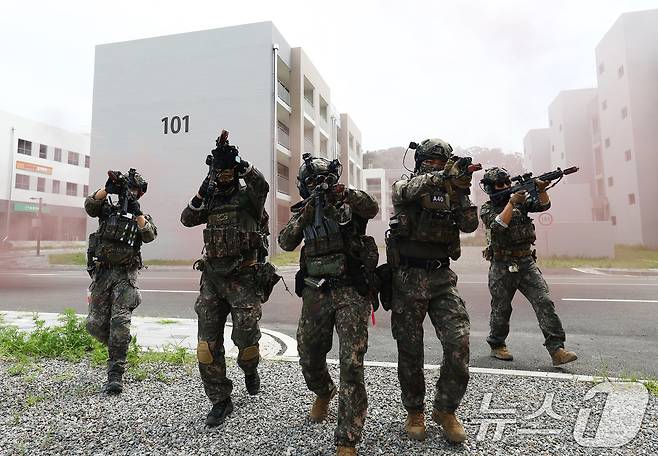 육군 51사단 장병들이 31일 오전 인천시 서구 도시지역전투훈련장에서 대테러 초동조치 및 도시지역 탐색격멸 훈련을 하고 있다. 2025.7.31/뉴스1 ⓒ News1 김민지 기자
