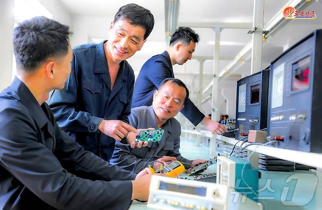 (평양 노동신문=뉴스1) = 북한 노동당 기관지 노동신문은 31일 "자체의 힘과 기술로 생산에서 제기되는 문제들을 풀어나간다"며 평양통신기계공장을 조명했다. [국내에서만 사용가능. 재배포 금지. DB 금지. For Use Only in the Republic of Korea. Redistribution Prohibited] rodongphoto@news1.kr