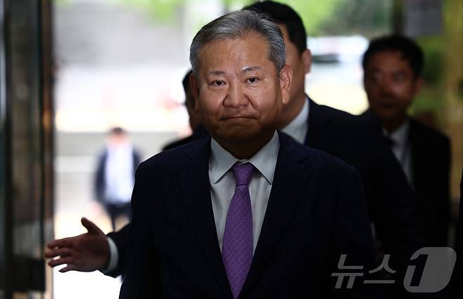 12·3 비상계엄 당시 '언론사 단전·단수'를 지시한 의혹을 받는 이상민 전 행정안전부 장관이 31일 서울 서초구 서울중앙지방법원에서 열린 구속 전 피의자 심문(영장실질심사)에 출석하고 있다. 2025.7.31/뉴스1 ⓒ News1 김도우 기자