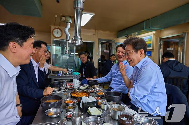 이재명 대통령이 31일 서울 용산 대통령실 인근 식당에서 강훈식 비서실장을 비롯한 참모진들과 점식식사를 하고 있다. (대통령실 제공. 재판매 및 DB금지) 2025.7.31/뉴스1 ⓒ News1 이재명 기자