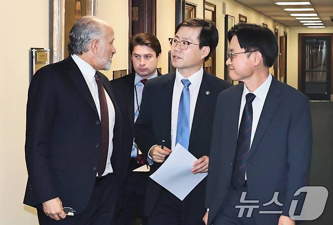 김정관 산업통상자원부 장관(사진 우측)과 여한구 통상교섭본부장(가운데)이 지난 24일(현지시간) 미국 워싱턴 D.C. 상무부 회의실에서 하워드 러트닉 상무부 장관(좌측)과 대화하고 있다. (산업통상자원부 제공. 재판매 및 DB 금지) 2025.7.25/뉴스1