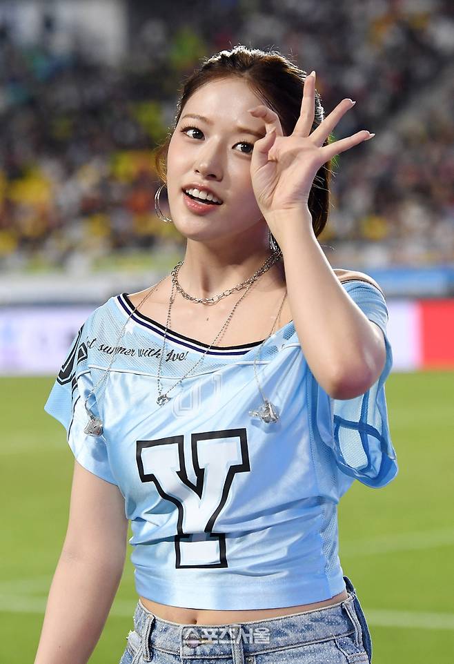 아이브 안유진이 30일 수원월드컵경기장에서 열린 2025 쿠팡플레이시리즈 팀K리그와 뉴캐슬 유나이티드FC의 친선경기에서 하프타임 공연을 마친 뒤 관중들을 향해 인사를 하다 담을 닦으며 퇴장하고 있다.  수원 | 박진업 기자 upandup@sportsseoul.com