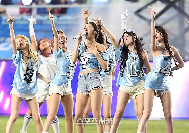 아이브가 30일 수원월드컵경기장에서 열린 2025 쿠팡플레이시리즈 팀K리그와 뉴캐슬 유나이티드FC의 친선경기에서 하프타임 공연을 하고 있다. 수원 | 박진업 기자 upandup@sportsseoul.com
