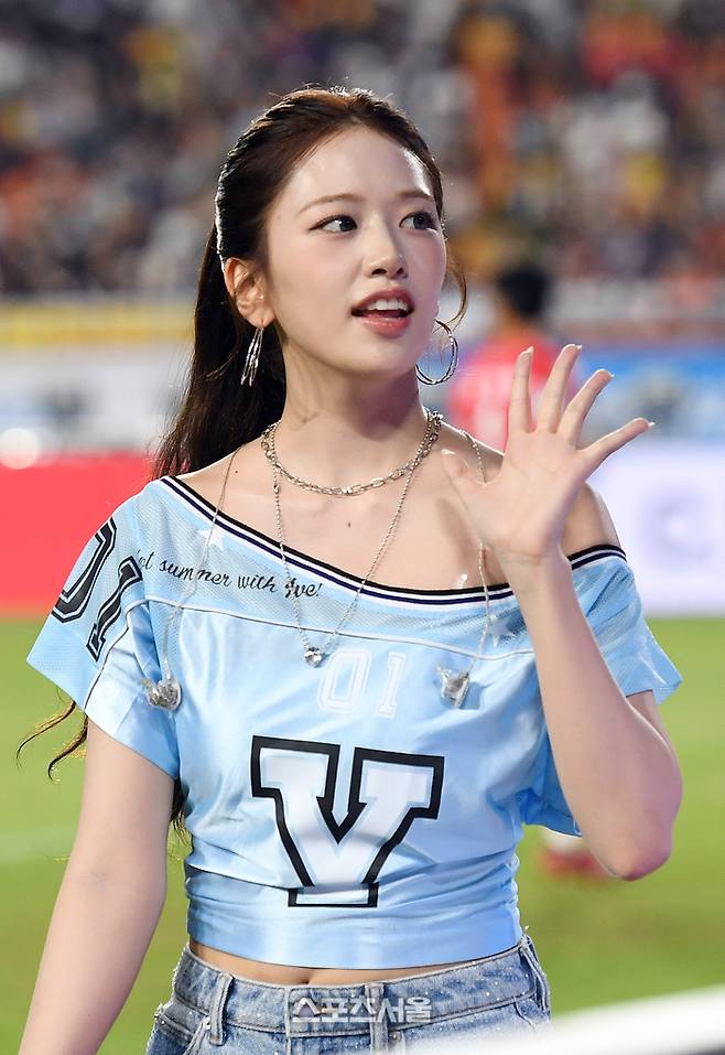 아이브 안유진이 30일 수원월드컵경기장에서 열린 2025 쿠팡플레이시리즈 팀K리그와 뉴캐슬 유나이티드FC의 친선경기에서 하프타임 공연을 마친 뒤 관중들을 향해 인사를 하며 퇴장하고 있다. 2025. 7. 30.