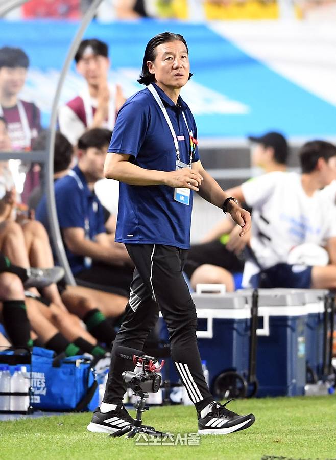 팀K리그의 김판곤 감독이 30일 수원월드컵경기장에서 열린 2025 쿠팡플레이시리즈 유캐슬 유나이티드FC와의 경기에서 선수들의 플레이를 지켜보고  있다. 수원 | 박진업 기자 upandup@sportsseoul.com