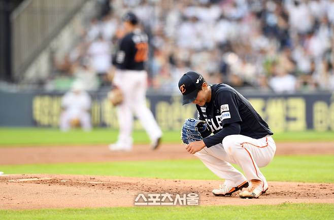 한화 선발투수 황준서가 23일 잠실구장에서 열린 2025 KBO리그 두산과 경기 1회말 두산 케이브와 양의지에 이어 박준순에게까지 3개의 홈런을 허용한 뒤 마운드에 주저앉아 아쉬워하고 있다. 잠실 | 박진업 기자 upandup@sportsseoul.com