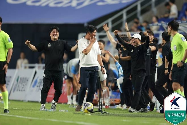 서울 이랜드 선수단이 수원 삼성전에서 승리한 뒤 환호하고 있다. 사진 | 한국프로축구연맹