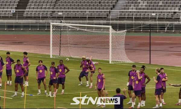 30일 고양종합운동장에서 훈련하고 있는 바르셀로나 선수단. /사진(고양)=강의택 기자