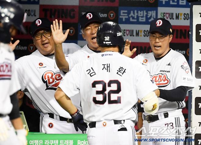 24일 잠실구장에서 열린 두산 베어스와 한화 이글스의 경기. 7회말 1사 1루 두산 김재환의 역전 투런포가 터지자 조성환 감독대행이 환호하고 있다. 잠실=박재만 기자 pjm@sportschosun.com/2025.07.24/