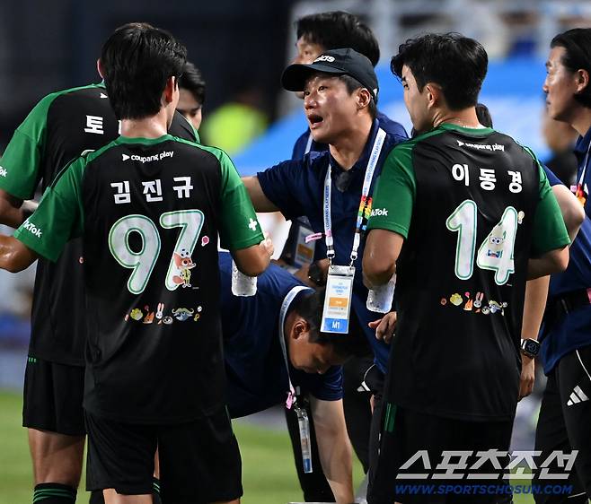 30일 수원월드컵경기장에서 열린 팀K리그와 뉴캐슬의 경기, 이정효 감독이 작전지시를 하고 있다. 수원=허상욱 기자wook@sportschosun.com/2025.07.30/