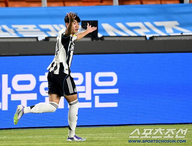 30일 수원월드컵경기장에서 열린 팀K리그와 뉴캐슬의 경기, 뉴캐슬 박승수가 돌파를 시도하고 있다. 수원=허상욱 기자wook@sportschosun.com/2025.07.30/