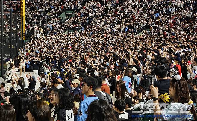 22일 부산 사직야구장에서 열린 KBO리그 롯데와 LG의 경기. 주중 3연전 모두 매진을 기록한 사직구장. 롯데를 응원하는 야구팬들. 부산=송정헌 기자songs@sportschosun.com/2025.05.22/