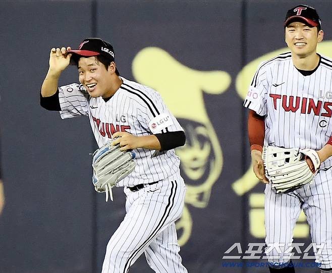 30일 서울 잠실구장에서 열린 KT-LG전. 6회초 2가 1루 황재균의 타구를 좌익수 박관우가 호수비로 잡은 후 기뻐하고 있다. 잠실=정재근 기자 cjg@sportschosun.com/2025.7.30/