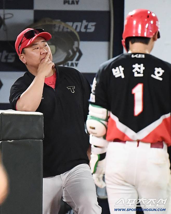 25일 부산 사직구장에서 열린 KIA와 롯데의 경기. KIA가 4-7로 뒤진 9회초 1사 박찬호가 삼진으로 물러나자 이범호 감독이 아쉬워하고 있다. 부산=정재근 기자 cjg@sportschosun.com/2025.7.25/