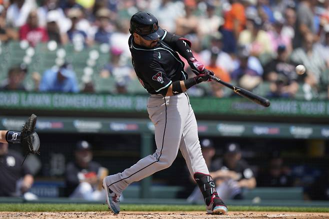 애리조나 다이아몬드백스 에이유헤니오 수아레즈가 31일(한국시각) 디트로이트 타이거스와의 원정경기에서 2회초 플라이를 치고 있다. AP연합뉴스