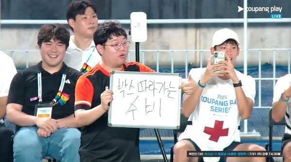 감스트에게 화이트보드 지시를 하는 이정효 감독. ⓒ쿠팡플레이