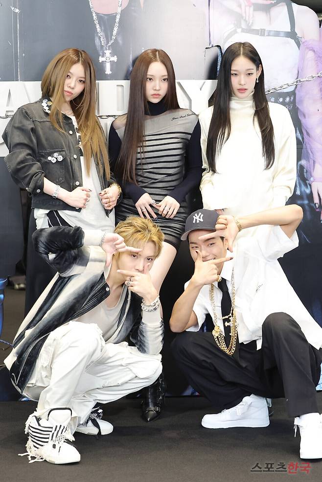 ​데뷔 기념 팝업 스토어 오픈 포토콜 행사에 참석한&nbsp;신인 혼성 그룹 올데이 프로젝트(ALLDAY PROJECT). 왼쪽부터 베일리, 타잔, 영서, 우찬, 애니.&nbsp; ⓒ이혜영 기자 lhy@hankooki.com​