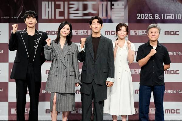 31일(목) 서울 상암 MBC 골든마우스홀에서 진행된 '메리 킬즈 피플'&nbsp;제작발표회에 참석한 이민기, 이보영, 강기영,윤가이, 권해효(왼쪽부터) ⓒMBC