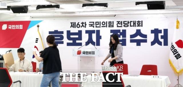 제6차 국민의힘 전당대회 후보자 접수 시작일인 30일 오전 서울 여의도 국민의힘 당사에서 당직자들이 접수 업무를 준비하고 있는 모습. /뉴시스