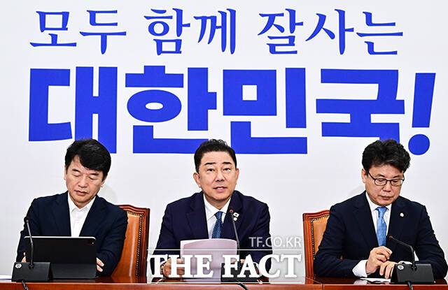 김병기 더불어민주당 당대표 직무대행 겸 원내대표는 31일 국회에서 열린 민주당 정책조정회의에 참석해 "미국과의 관세협상이 성공적으로 타결됐다"며 "역시 이재명 정부다. 국익 중심의 실용외교는 옳았다"고 밝혔다. /배정한 기자