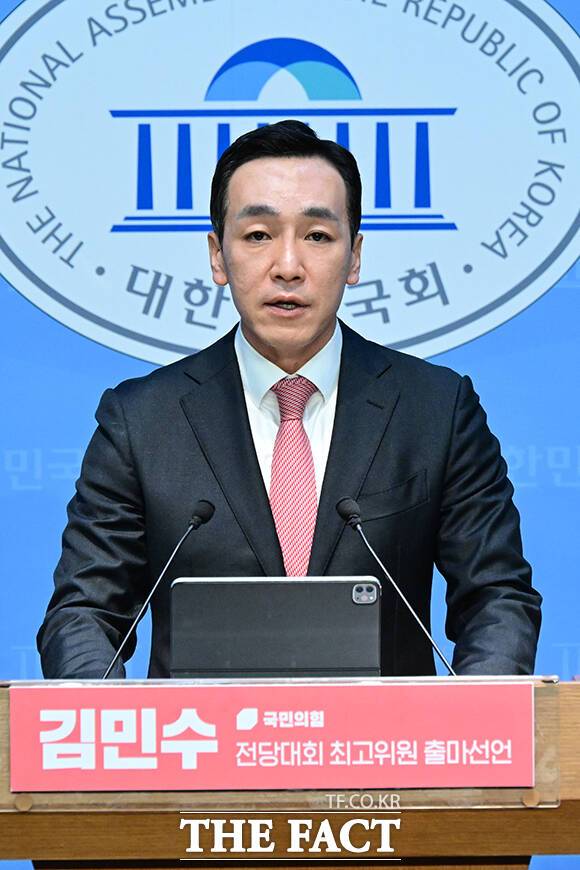 김민수 국민의힘 전 대변인이 31일 오전 서울 여의도 국회 소통관에서 기자회견을 열고 최고위원 출마를 선언하고 있다. /국회=남윤호 기자