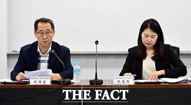 이재웅 여성가족부 다문화가족 과장(왼쪽)이 31일 오전 서울 종로구 정부서울청사에서 '2024 전국 다문화가족 실태조사 결과'를 백브리핑하고 있다. /임영무 기자