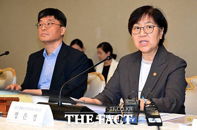 정은경 보건복지부 장관(오른쪽)이 31일 오후 서울 종로구 정부서울청사에서 열린 제77차 중앙생활보장위원회 회의에 참석해 모두발언을 하고 있다. /임영무 기자