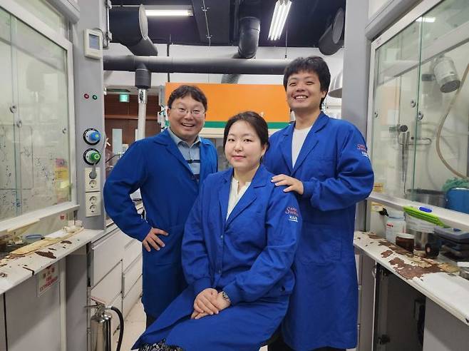 (왼쪽부터) KAIST 화학과 한순규 교수, 이유진 석박사통합과정, 김태완 석박사통합과정. KAIST 제공