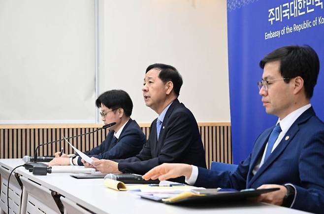 구윤철 경제부총리 겸 기획재정부 장관이 30일(현지시간) 미국 워싱턴D.C. 주미한국대사관에서 열린 '한-미 통상협의 결과브리핑'에서 발언하고 있다. 왼쪽부터 김정관 산업통상자원부 장관, 구 부총리, 여한구 통상교섭본부장. 연합뉴스