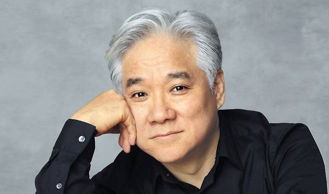 오는 8월은 베이스 연광철의 달이다. 8월 17일 예술의전당에서 가곡 리사이틀을 여는 데 이어서 23일에는 후배 성악가인 베이스바리톤 사무엘 윤, 바리톤 김기훈과 합동 무대를 연다. 그는“창작 가곡까지 한국 가곡을 100곡쯤 부르는 것이 꿈”이라고 했다. /사진작가 이진수