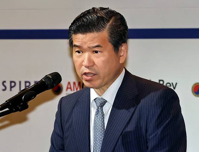 제임스 김 암참 회장이 22일 서울 여의도 콘래드서울 호텔에서 열린 주한미국상공회의소(AMCHAM KOREA) 세미나에서 개회사를 하고 있다. /뉴스1