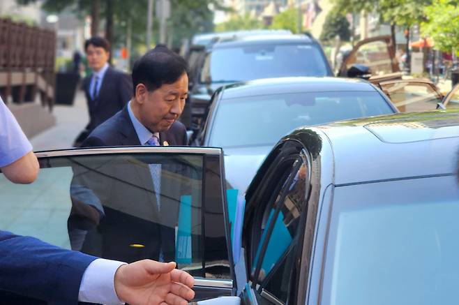구윤철 경제부총리 겸 기획재정부 장관이 30일 미국 워싱턴 DC에서 하워드 러트닉 상무장관과의 협의를 위해 차량에 탑승하고 있다. /연합뉴스